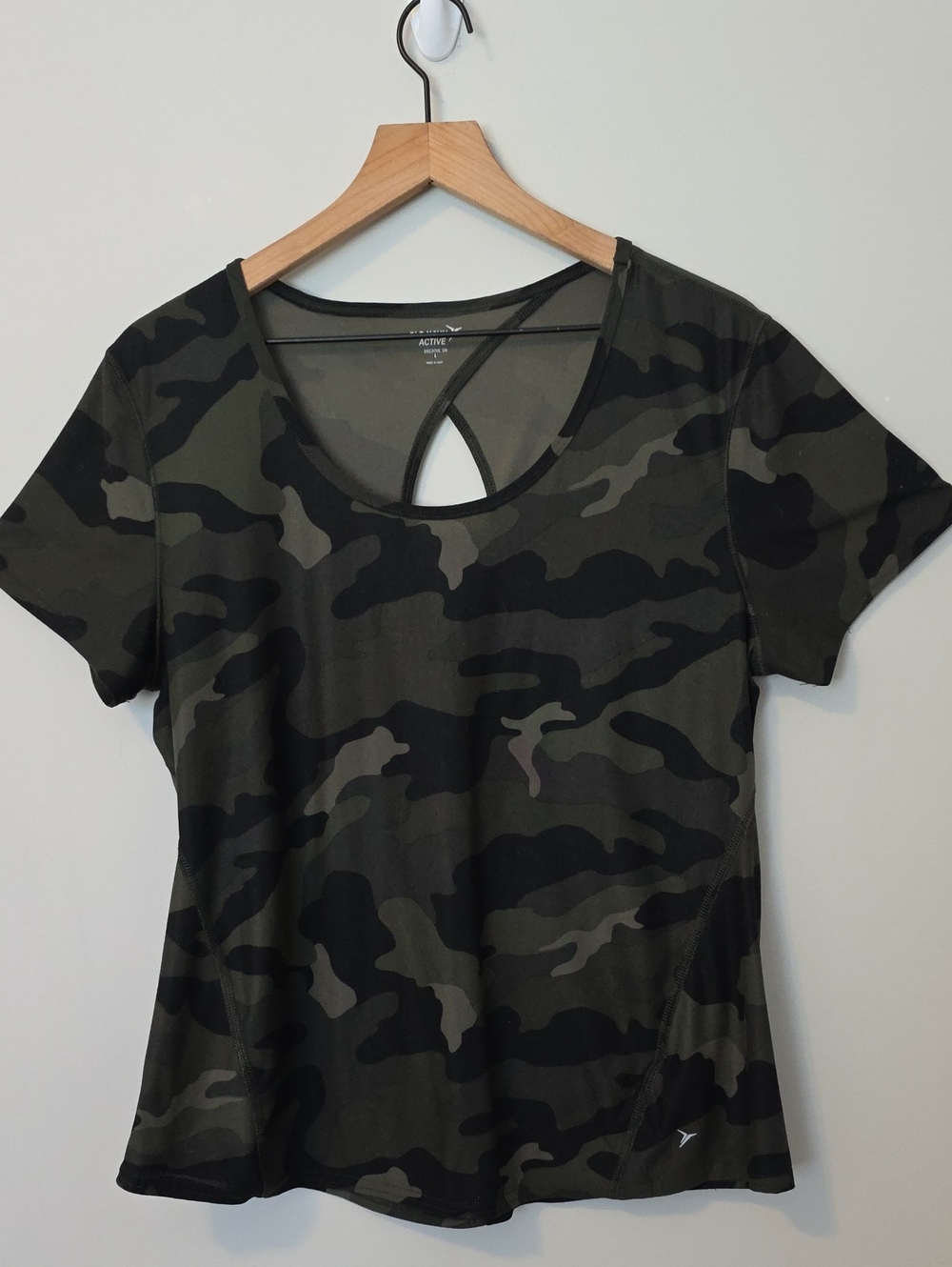 Old Navy Active Breathe ON Camo Keyhole Back Top Large
